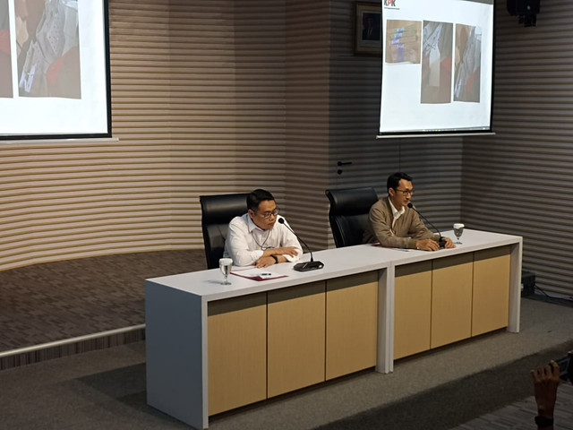 Barang bukti ditampilkan dalam "Konferensi Pers Peristiwa Tertangkap Tangan Dugaan TPK Pemerasan di Kabupaten Cilacap" di Gedung Merah Putih KPK, Jakarta, Sabtu (14/3/2026). Foto: Nauval Pratama/kumparan
