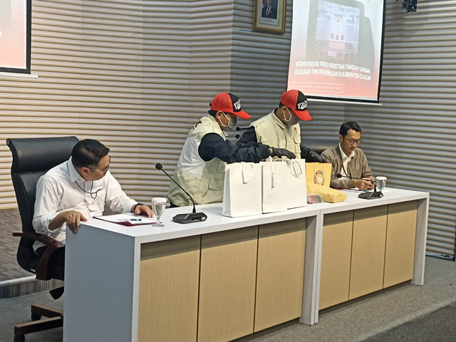 Barang bukti ditampilkan dalam "Konferensi Pers Peristiwa Tertangkap Tangan Dugaan TPK Pemerasan di Kabupaten Cilacap" di Gedung Merah Putih KPK, Jakarta, Sabtu (14/3/2026). Foto: Nauval Pratama/kumparan