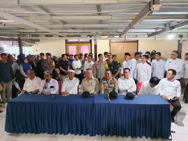 Menteri Perhubungan (Menhub) RI, Dudy Purwagandhi bersama Gubernur Jawa Barat, Dedi Mulyadi (KDM), meninjau kesiapan jalur mudik sekaligus memberikan kompensasi bagi angkutan tradisional di Polsek Gempol, Kabupaten Cirebon. Sabtu (14/3). Foto: kumparan