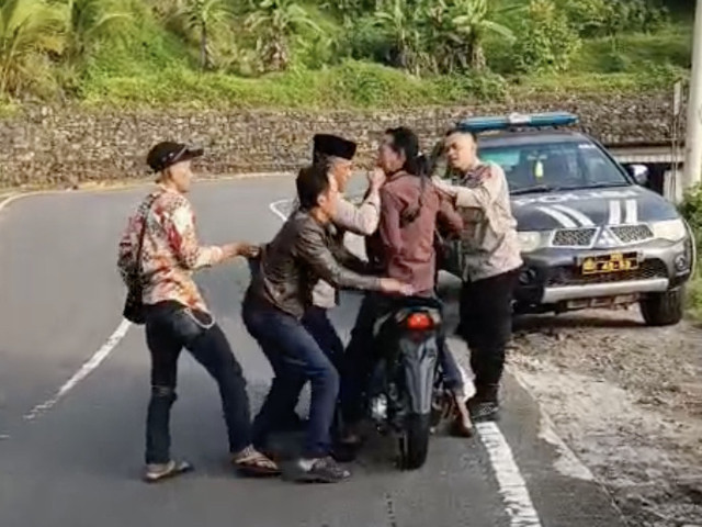 Momen panas antara Kapolsek Pakenjeng Iptu Muslih Hidayat dengan preman Garut bernama Tito Kobra. Foto: Istimewa