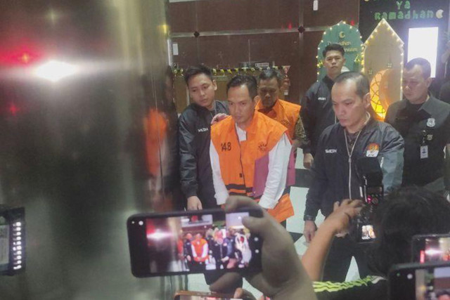 Bupati Cilacap Syamsul Auliya Rachman dan Sekda Sadmoko Danardono di Gedung Merah Putih KPK, Jakarta, Sabtu (14/3/2026). Foto: Nauval Pratama/kumparan