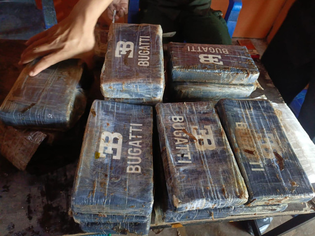 Paket diduga berisi narkotika jenis kokain ditemukan di pantai Kabupaten Kepulauan Selayar, Sulawesi Selatan Foto: Dok. Polres Selayar