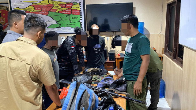 Satgas Damai Cartenz 2026 bersama jajaran Polda Papua mengungkap jaringan transaksi senjata api dan amunisi yang diduga akan dipasok kepada KKB. Foto: Dok. Satgas Damai Cartenz