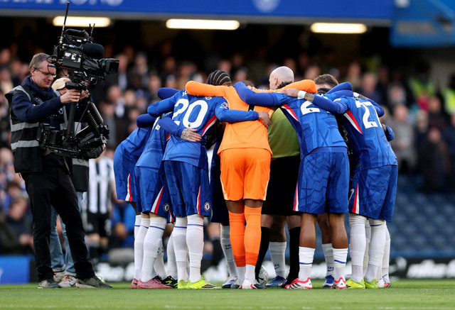 Para pemain Chelsea mengerubungi wasit Paul Tierney jelang kontra Newcastle United dalam lanjutan Liga Inggris 2025/26 di Stadion Stamford Bridge, Minggu (15/3) dini hari WIB. Foto: REUTERS / David Klein