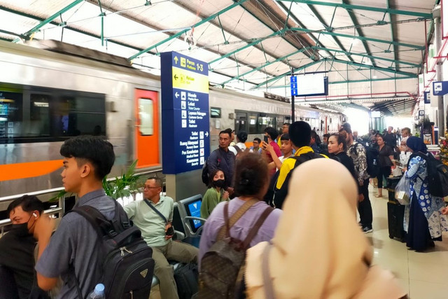 Stasiun yang ramai pemudik