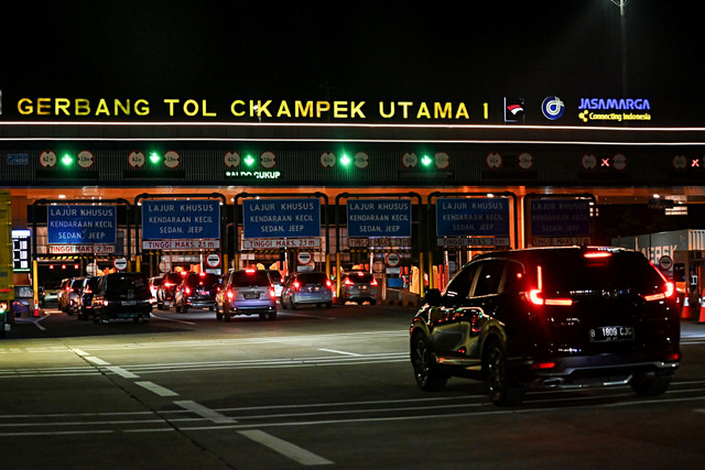 Kendaraan melintas di Gerbang Tol Cikampek Utama 1 di Kabupaten Karawang, Jawa Barat, Sabtu (14/3/2026) malam. Foto: Fakhri Hermansyah/ANTARA FOTO