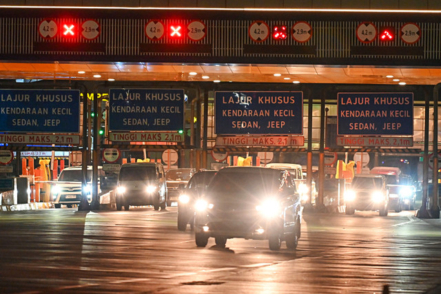 Kendaraan melintas di Gerbang Tol Cikampek Utama 1 di Kabupaten Karawang, Jawa Barat, Sabtu (14/3/2026) malam. Foto: Fakhri Hermansyah/ANTARA FOTO