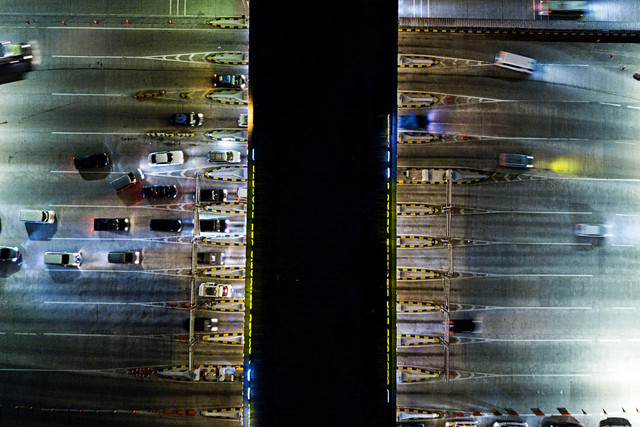Foto udara antrean kendaraan melintas di Gerbang Tol Cikampek Utama 1 di Kabupaten Karawang, Jawa Barat, Sabtu (14/3/2026) malam. Foto: Fakhri Hermansyah/ANTARA FOTO