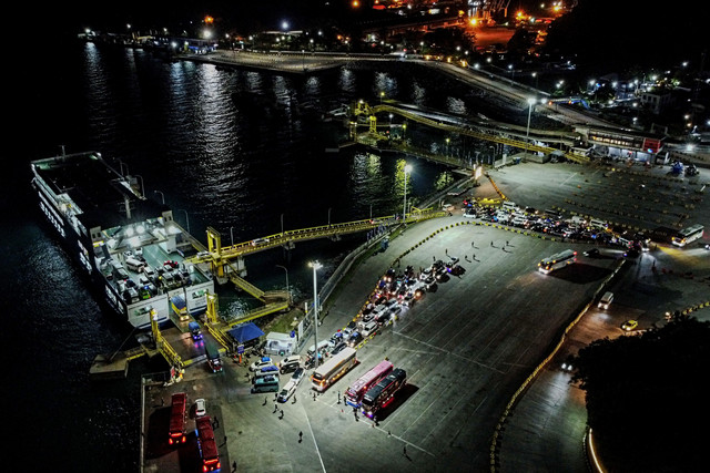 Foto udara sejumlah kendaraan antre keluar dan masuk ke dalam kapal di Pelabuhan Merak, Kota Cilegon, Banten, Minggu (15/3/2026). Foto: Muhammad Bagus Khoirunas/ANTARA FOTO