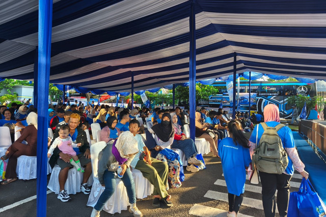 Warga tengah duduk menunggu waktu keberangkatan bus di pelepasan program mudik gratis "Mudik Ceria PAN 2026," di Kompleks Parlemen, Jakarta, Minggu (15/3/2026). Foto: Jeni Ritanti/kumparan