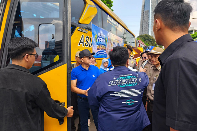 Ketua Umum Partai Amanat Nasional (Ketum PAN) Zulkifli Hasan (Zulhas), saat meninjau salah satu bus di pelepasan program "Mudik Ceria PAN 2026" di Kompleks Parleme, Senayan, Jakarta, Minggu (15/3/2026). Foto: Jeni Ritanti/kumparan