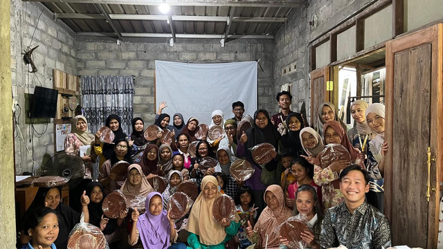 Dokumentasi kegiatan bersama pelaku UMKM di Padukuhan Ngaliyan Gunung B, Ngargosari, Samigaluh, Kulon Progo. Kegiatan ini merupakan bagian dari program kerja KKN Reguler 125 Universitas Muhammadiyah Yogyakarta dalam upaya mendorong inovasi produk serta penguatan pemasaran UMKM lokal.