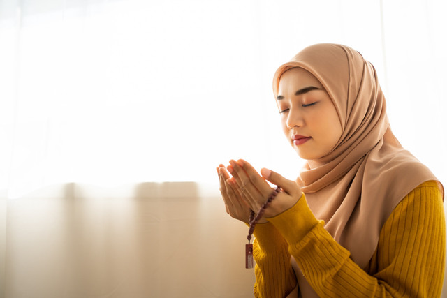 Ilustrasi perempuan ibadah. Foto: Kikujiarm/Shutterstock