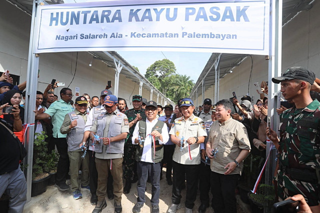 Menko PMK Pratikno, Mendagri Tito Karnavian, dan Kepala BNPB Letjen TNI Suharyanto saat meresmikan Hunian Sementara (Huntara) Kayu Pasak di Palembayan, Agam, Sumatera Barat. Foto: Dok. Kemendagri