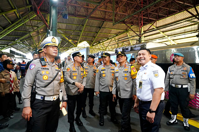 Kapolda Metro Jaya Irjen. Pol. Asep Edi Suheri bersama Wakapolda dan Pejabat Utama PMJ melakukan pengecekan terminal dan stasiun dalam rangka Operasi Kepolisian Terpusat Ketupat Jaya-2026 Polda Metro Jaya di Jakarta, pada Sabtu (14/3/2026). Foto: Dok. Kapolda Metro Jaya