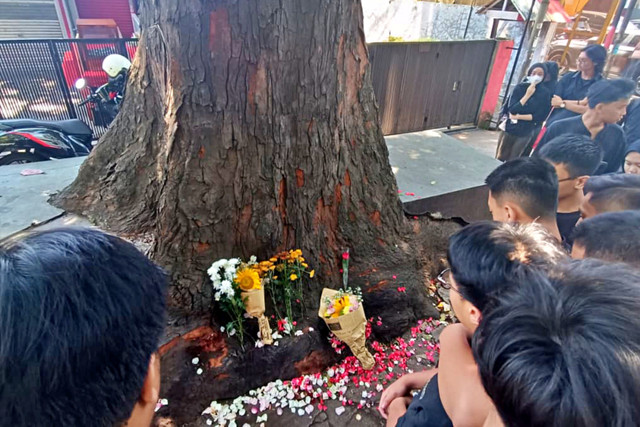 Sejumlah siswa SMA 5 Bandung menggelar aksi tebar bunga di lokasi kejadian pengeroyokan yang menewaskan salah satu siswa SMA 5 Bandung, Minggu (15/3). Foto: Abisatya/kumparan
