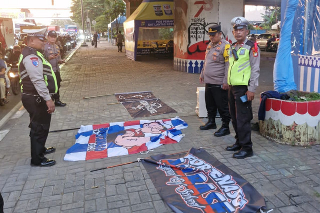Polisi saat mengamankan sejumlah atribut konvoi remaja di wilayah Jakarta Barat, pada Sabtu (14/3). Foto: Dok. Polres Jakarta Barat