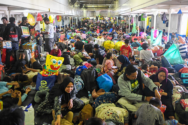 Sejumlah penumpang memenuhi geladak KM Prince Soya sebelum berlayar dari Pelabuhan Samarinda, Kalimantan Timur, Minggu (15/3/2026). Foto: M Risyal Hidayat/ANTARA FOTO
