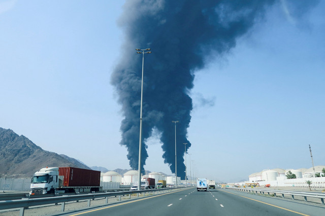 Asap mengepul di zona industri minyak Fujairah yang terkena serangan drone di Fujairah, Uni Emirat Arab, Sabtu (14/3/2026). Foto: REUTERS