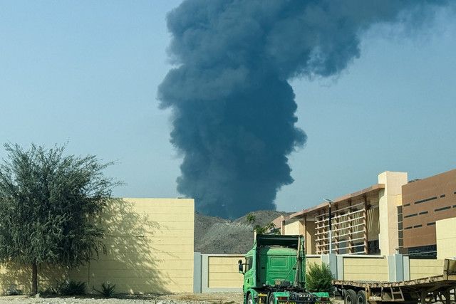 Asap mengepul di zona industri minyak Fujairah yang terkena serangan drone di Fujairah, Uni Emirat Arab, Sabtu (14/3/2026). Foto: REUTERS