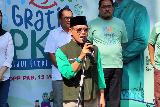 Ketum PKB, Muhaimin Iskandar alias Cak Imin, melepas program mudik gratis di DPP PKB, Jakarta, Minggu (15/3). Foto: Jonathan Devin/kumparan