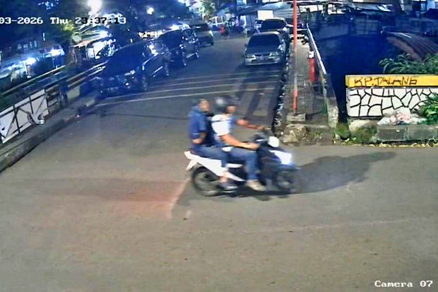 Video CCTV diduga penyiraman air keras di Jembatan Talang, Menteng, Jakarta Pusat. Foto: Dok. Istimewa