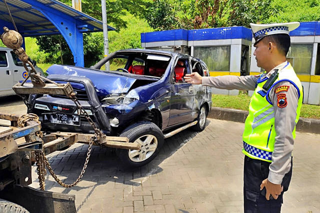Daihatsu Taruna milik pemudik asal Jakarta yang mengalami kecelakaan di Tol Ungaran, Kabupaten Semarang. Foto: Dok. Polres Semarang