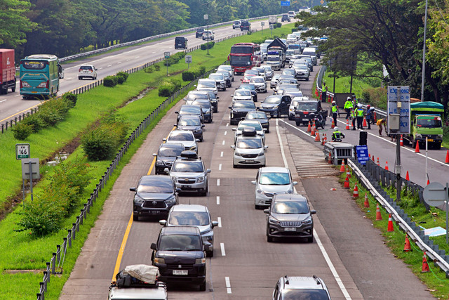 Sejumlah kendaraan dari arah Jakarta menuju Cirebon melintas di Tol Cipali KM166 Majalengka, Jawa Barat, Minggu (15/3/2026). Foto: Dedi Suwidiantoro/ANTARA FOTO