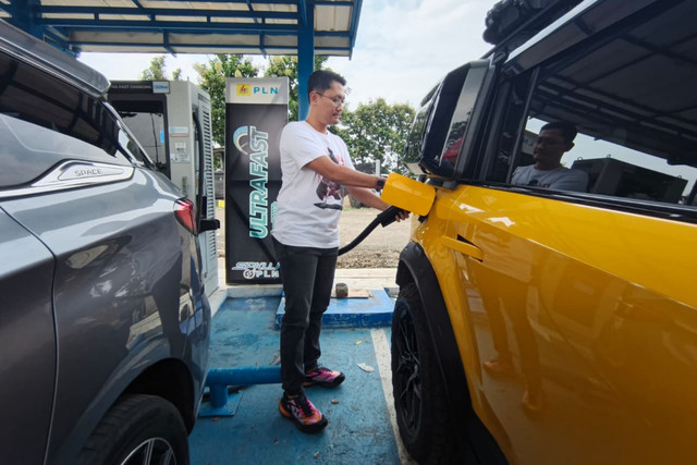 Pemakai kendaraan listrik saat mengisi daya mobilnya di SPKLU Rest Area KM 166 Tol Cipali, pada Minggu (15/3/2026). Foto: Dok. kumparan