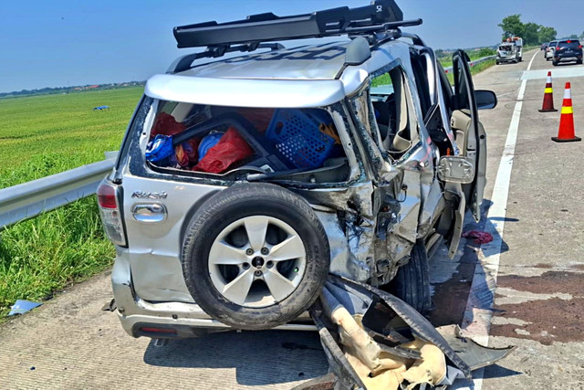 Kondisi kendaraan pemudik yang terlibat kecelakaan di Tol Pemalang. Foto: Dok. Polres Pemalang