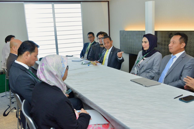 Menteri ESDM Bahlil Lahadalia menggelar pertemuan bilateral dengan Wakil Menteri Energi Brunei Darussalam Dato Seri Paduka Awang Haji Mohamad Azmi Bin Haji Mohd Hanifah di Tokyo, Jepang, Minggu (15/3/2026). Foto: Kementerian ESDM