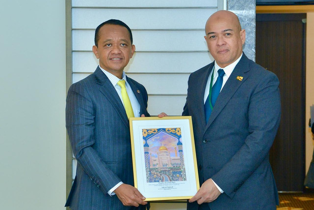 Menteri ESDM Bahlil Lahadalia gelar pertemuan bilateral strategis dengan Wakil Menteri Energi Brunei Darussalam Dato Seri Paduka Awang Haji Mohamad Azmi Bin Haji Mohd Hanifah di Tokyo, Jepang, Minggu (15/3/2026). Foto: Kementerian ESDM