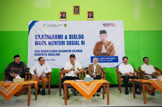Wamensos Agus Jabo Priyono menyalurkan bantuan sekaligus berdialog dengan warga di Desa Ngampeldento, Kecamatan Salaman, Kabupaten Magelang, Jawa Tengah, Minggu (15/3/2026). Foto: Kemensos RI