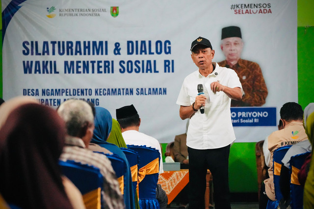 Wamensos Agus Jabo Priyono menyalurkan bantuan sekaligus berdialog dengan warga di Desa Ngampeldento, Kecamatan Salaman, Kabupaten Magelang, Jawa Tengah, Minggu (15/3/2026). Foto: Kemensos RI