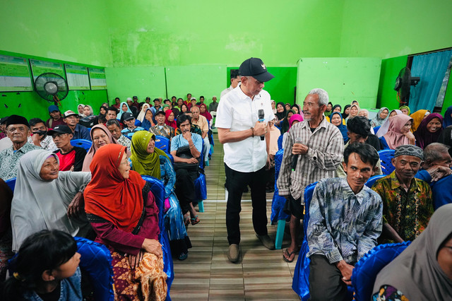 Wamensos Agus Jabo Priyono menyalurkan bantuan sekaligus berdialog dengan warga di Desa Ngampeldento, Kecamatan Salaman, Kabupaten Magelang, Jawa Tengah, Minggu (15/3/2026). Foto: Kemensos RI