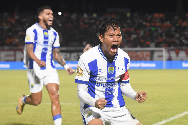 Selebrasi pemain Persib Bandung Adam Alis usai mencetak gol ke gawang Borneo FC pada pertandingan Super League di Stadion Segiri Samarinda, Minggu (15/3/2026). Foto: M Risyal Hidayat/ANTARA FOTO