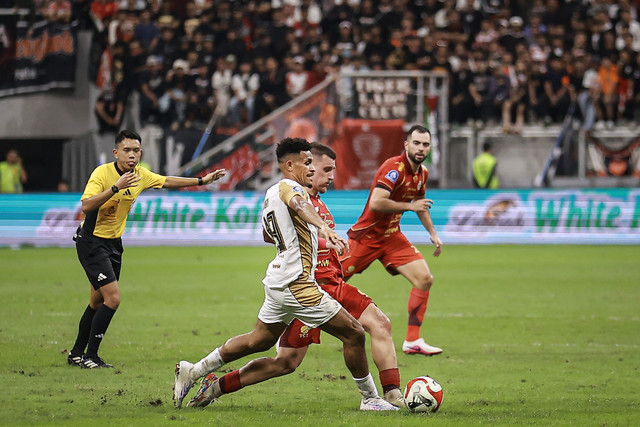 Pemain Persija Jakarta Fabio Calonego berebut bola dengan pemain Dewa United Ricky Kambuaya pada pertandingan Super League di Jakarta International Stadium (JIS), Jakarta, Minggu (15/3/2026). Foto: Dhemas Reviyanto/ANTARA FOTO