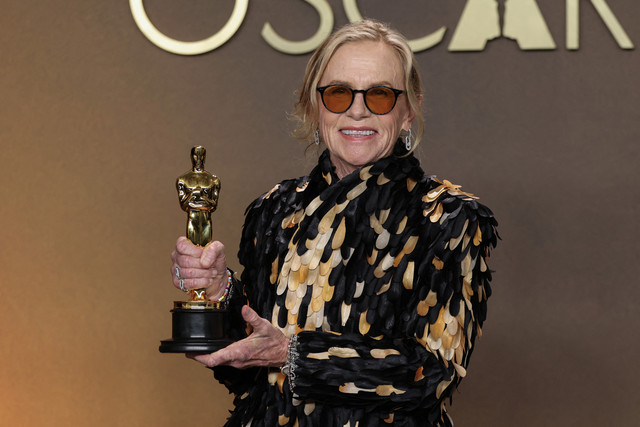 Aktris AS Amy Madigan berpose di ruang pers dengan piala Oscar untuk Aktris Pendukung Terbaik untuk film "Weapons" selama Academy Awards ke-98 di Dolby Theatre di Hollywood, California pada 15 Maret 2026. Foto: Valerie Macon / AFP 