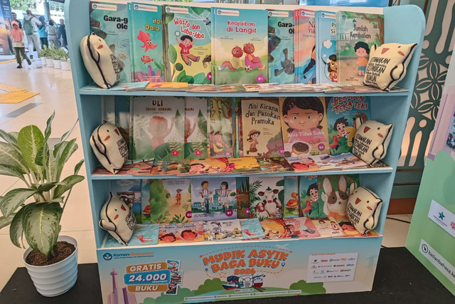 Stan 'Mudik Asyik Baca Buku' 2026 dari Kemendikdasmen yang berada di Stasiun Pasar Senen, Jakarta Pusat pada Senin (16/3). Foto: Ryan Iqbal/kumparan