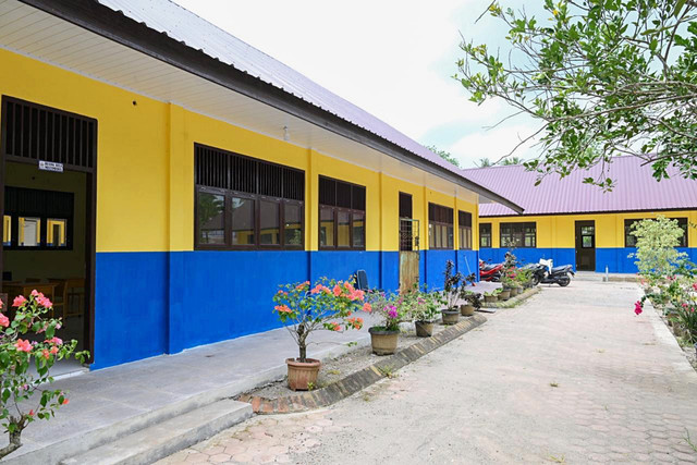 Mendikdasmen Abdul Mu'ti meninjau revitalisasi sekolah terdampak bencana, pembangunan Ruang Kelas Darurat (RKD), dan pemberian bantuan pendidikan di Bireuen, Aceh. Foto: Dok. Kemendikdasmen