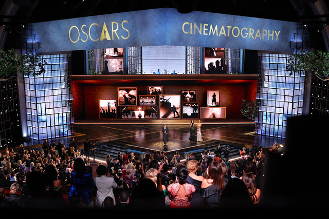 Para wanita berdiri saat Autumn Durald Arkapaw memenangkan Oscar untuk Sinematografi Terbaik untuk film "Sinners" selama acara Oscar di Academy Awards ke-98 di Hollywood, Los Angeles, California, AS, 15 Maret 2026. Foto: REUTERS/Mike Blake