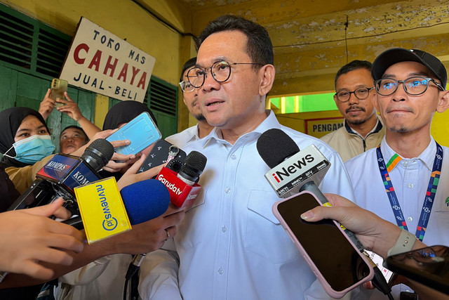 Menteri Perdagangan, Budi Santoso, dalam kunjungannya ke Pasar Rawasari, Jakarta Timur, Senin (16/3/2026). Foto: Najma Ramadhanya/kumparan