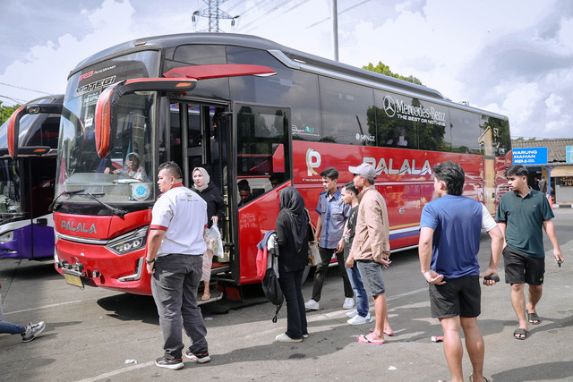 Calon penumpang menunggu keberangkatan bus di Terminal Kampung Rambutan, Jakarta Timur, Senin (16/3/2026). Foto: Jamal Ramadhan/kumparan