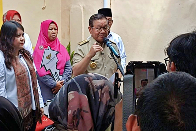 Gubernur DKI Jakarta Pramono Anung dalam "Peresmian Bedah Rumah Tahun Anggaran 2025 dan Kick Off Program Bedah Rumah Tahun Anggaran 2026" di Serdang, Kemayoran, Jakarta Pusat, Senin (16/3). Foto: Nauval Pratama/kumparan