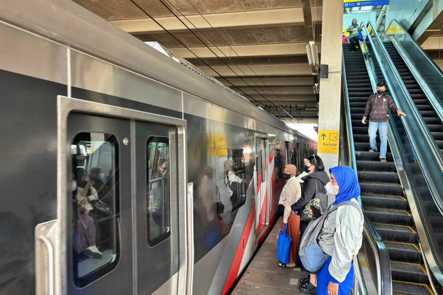 Suasana KRL Bekasi Line di Stasiun Bekasi pada hari pertama kebijakan WFA menjelang Lebaran Idul Fitri 1447 H, Senin (16/3). Foto: Abid Raihan/kumparan