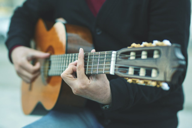 Ilustrasi Lirik dan Makna Lagu How to Hold an Angel LANY,Foto:Unsplash/Behzad Soleimanian