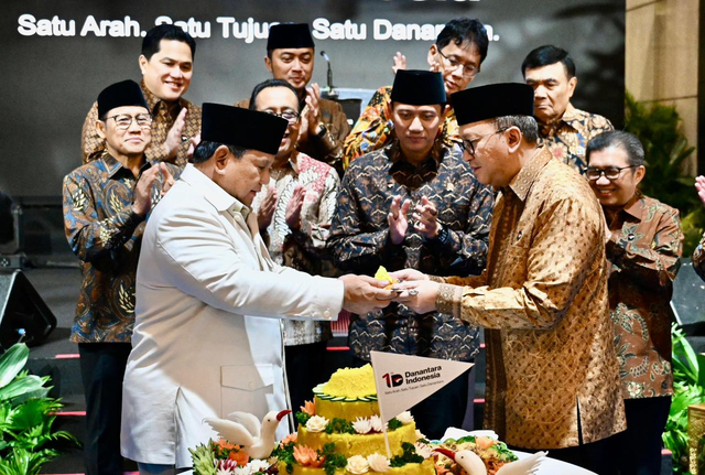 Presiden Prabowo secara simbolis menyerahkan potongan nasi tumpeng ke CEO Danantara Indonesia Rosan Roeslani dalam kegiatan refleksi bersama menandai satu tahun perjalanan kelembagaan yang dihadiri menteri Kabinet, pimpinan, dan insan Danantara di Wisma Danantara, Jakarta, pada Selasa (11/3). Foto: Dok. Istimewa