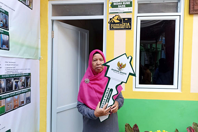 Bu Atun, salah satu penerima program Bedah Rumah Pemprov DKI Jakarta dan BAZNAS (BAZIS). Foto: Nauval Pratama/kumparan