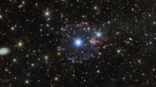 Nebula Mata Kucing bersinar di tengah kegelapan angkasa. Foto: ESA/Hubble & NASA, ESA Euclid/Euclid Consortium/NASA/Q1-2025, J.-C. Cuillandre & E. Bertin (CEA Paris-Saclay), Z. Tsvetanov