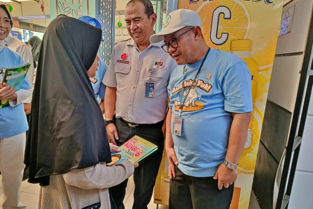 Sejumlah anak menerima buku dari Mendikdasmen, Abdul Mu'ti saat meresmikan program 'Mudik Asyik Baca Buku' 2026 di Stasiun Pasar Senen, Jakarta Pusat pada Senin (16/3). Foto: Ryan Iqbal/kumparan
